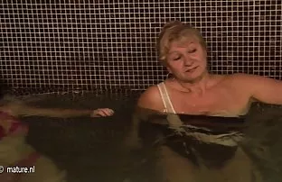 XXX Bí mật cởi quần áo và đánh