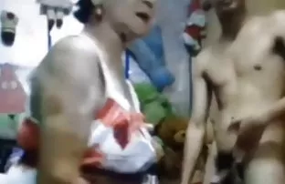 XXX Vợ bắt đầu nhẹ nhàng giật