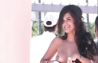 XXX Leo lên người giúp việc dưới váy của cô và bắt đầu chạm vào mông