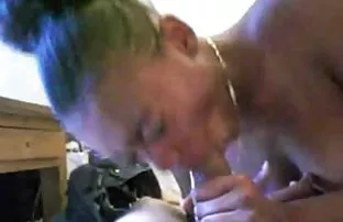 XXX Các thanh niên là tham gia vào việc kinh doanh