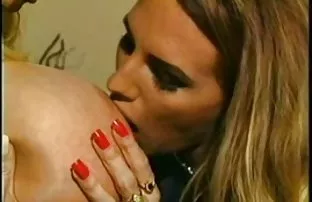 XXX Chicks hon nhau