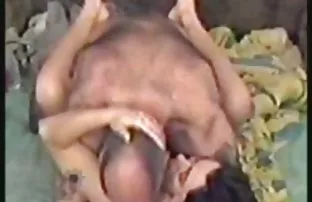 XXX Duyên dáng cô gái với dây đeo trên