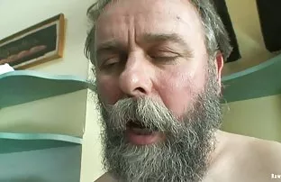 XXX Nghịch ngợm cô gái Tinh Nikita đã bị quyến rũ bởi một người bạn chung