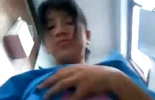 XXX Đẹp cho phép nó xâm nhập vào mông của cô