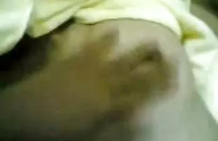 XXX Cheat bắt đầu ngồi xuống trên người khổng lồ nhỏ của một người da đen
