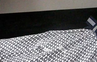 XXX Lass trong quần đen với lỗ trong háng