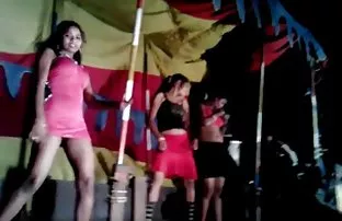 XXX Nhỏ trong mặt nạ da đen và trang phục dâm